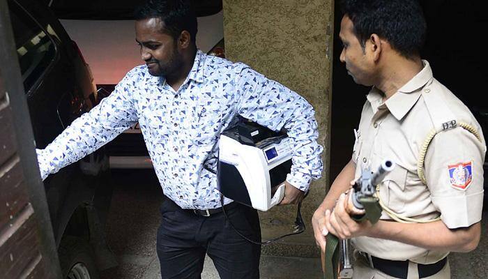 I-T raids continue on Karnataka minister&#039;s houses; Rs 11 crore seized