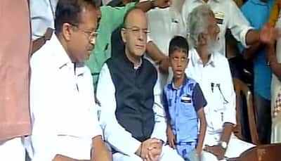 Kerala: Union Minister Arun Jaitley meets, consoles grieving kin of slain RSS worker