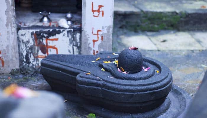 Devotees throng temples to offer prayers on last day of 'Sawan'