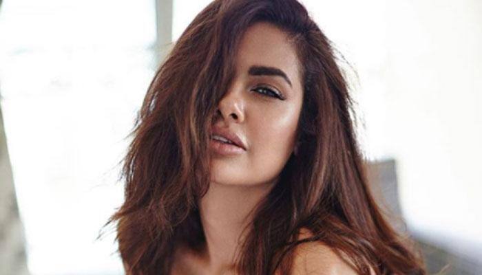 Esha Gupta sets the temperature soaring this monsoon, goes topless