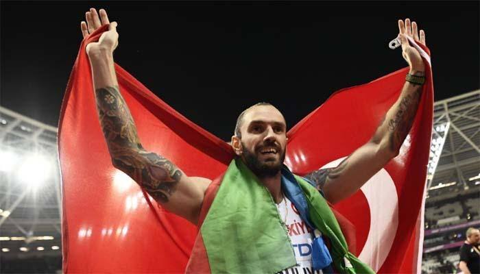 World Athletics Championships: Ramil Guliyev denies Wayde van Niekerk's double-dream to win 200 metres