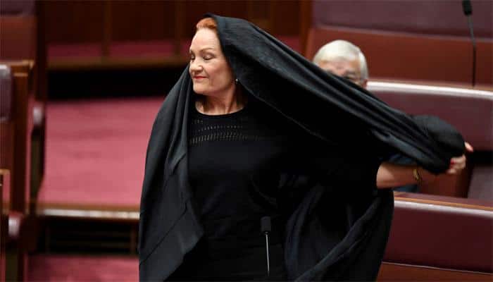 Australia&#039;s Hanson wears burqa to Parliament in bid to ban them