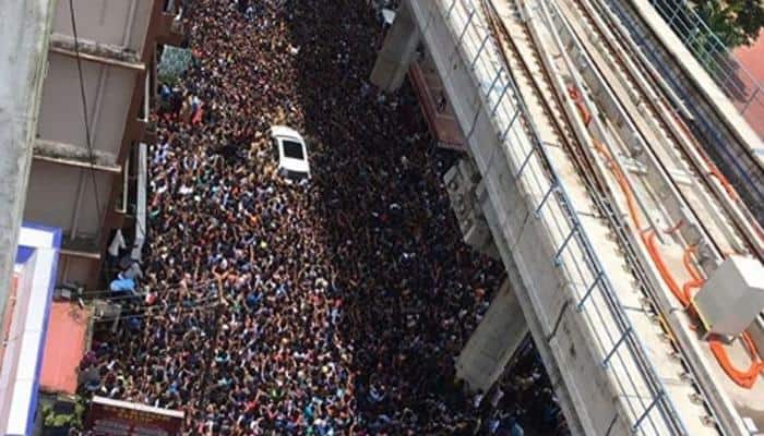 Thousands greet Sunny Leone in Kochi