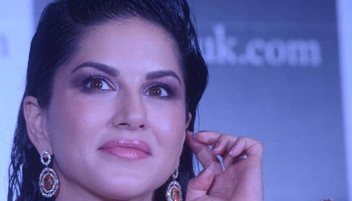 Sunny Leone overwhelmed after receiving grand welcome in Kochi | People  News | Zee News