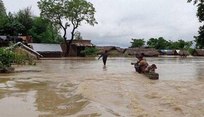 UP floods: River Rapti in Sidharthnagar's Bansi flowing above red mark