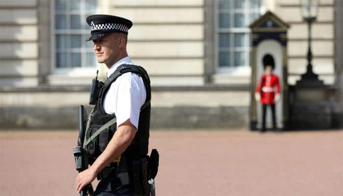 Man attacks police outside Buckingham Palace, terror probe launched