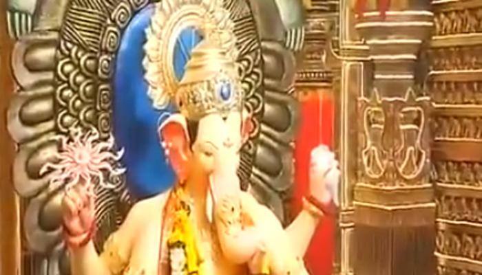 Aarti performed at Lalbaugcha Raja in Mumbai - Watch