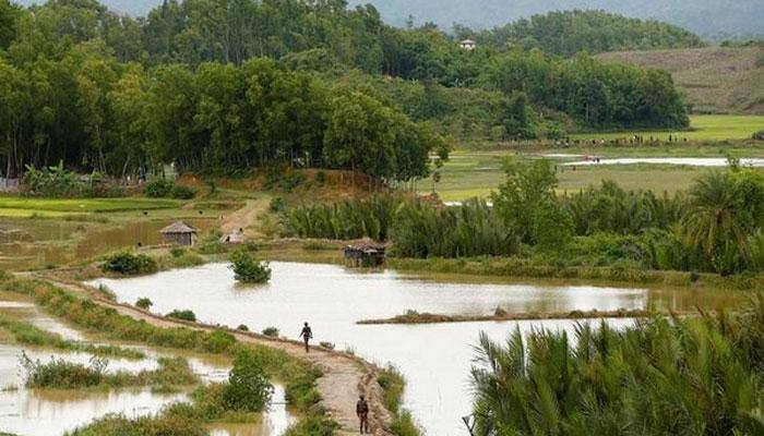 Hundreds of Rohingya refugees waiting in no man&#039;s land to enter Bangladesh