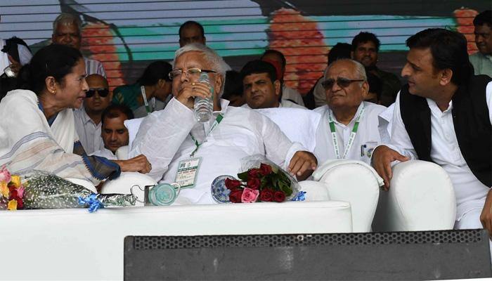 Mamata, Akhilesh, Sharad Yadav ​attend Lalu Prasad&#039;s rally; slam BJP, Nitish