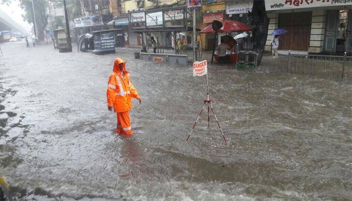 PM Narendra Modi, Rajnath Singh speak to Maharashtra CM on Mumbai situation, assure Centre&#039;s help