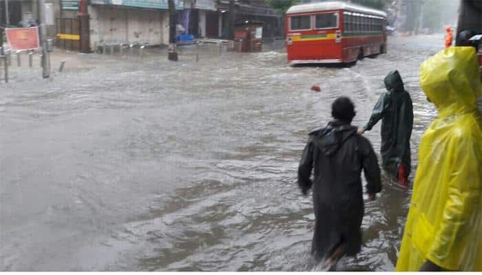 Mumbai rains: Good samaritans reach out to those in distress, offer help