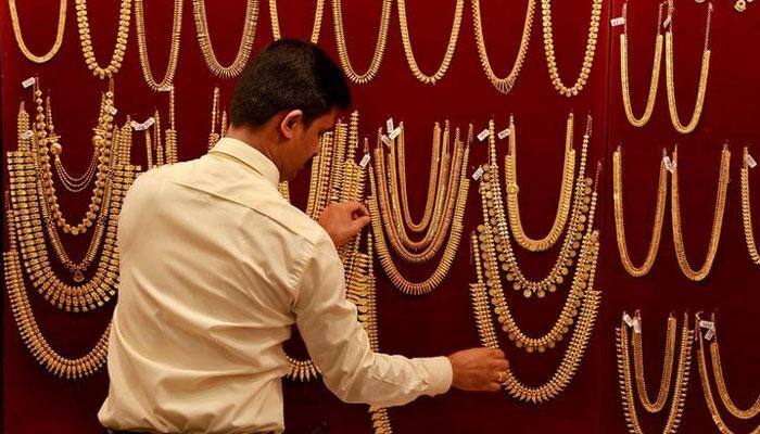 Gold price halts 3-day rise, settles at Rs 30,550 per 10 grams