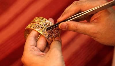 Gold price zooms Rs 990 to hit 10-month high of Rs 31,350 per 10 grams