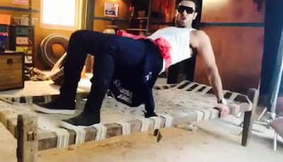 Ranveer Singh dancing to Govinda-Karisma Kapoor's 'Sarkaye Lo Khatiya' song proves why 90s were rocking! 