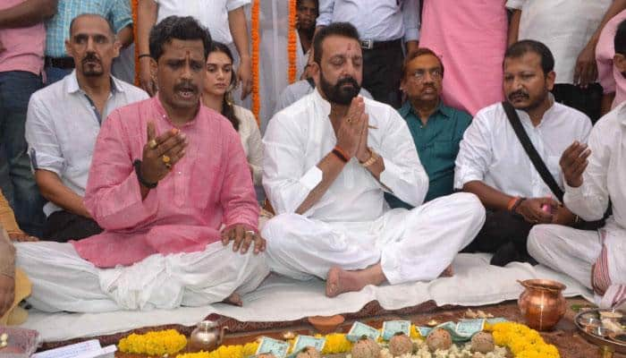 Sanjay Dutt performs &#039;shraadh&#039; for parents in Varanasi