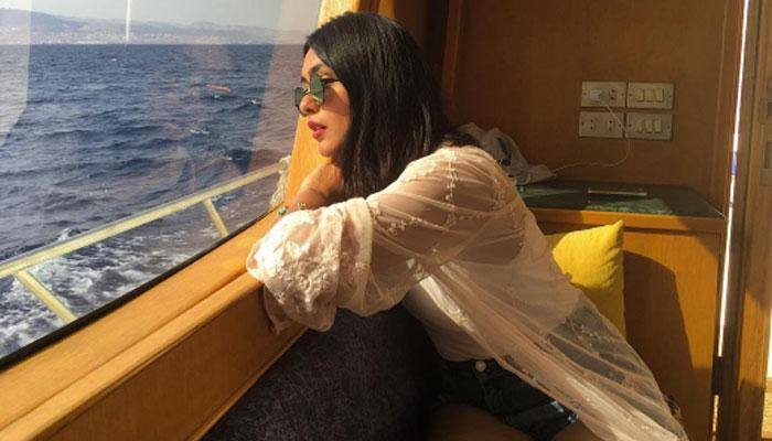 Mrunal Thaukur sets Instagram on fire with latest posts- See pics