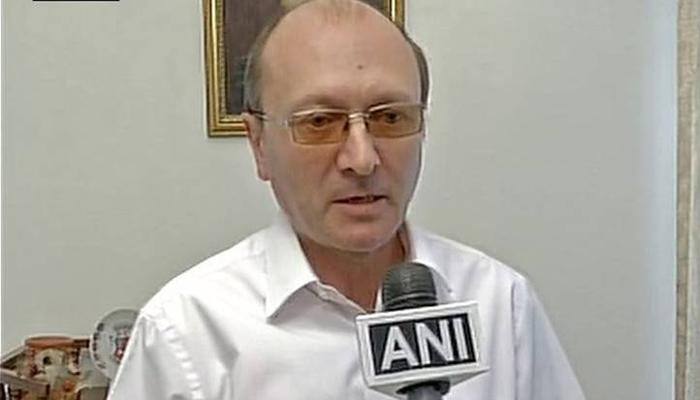 Ukraine envoy&#039;s phone snatched while taking selfie at Red Fort