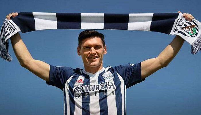 Midfielder Gareth Barry breaks EPL appearance record
