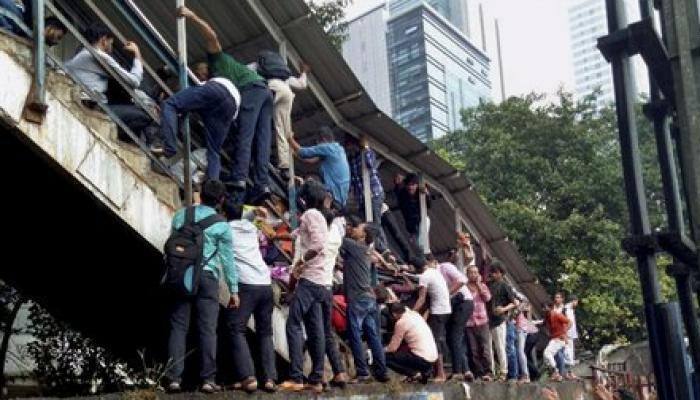 Stampede a 'massacre', fumes Sena; Oppn targets govt