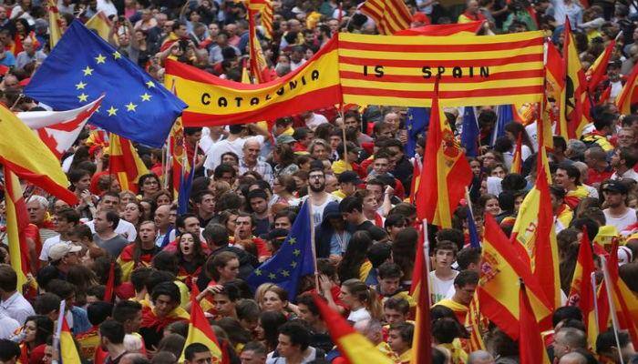 Violence erupts in Barcelona as Catalans defy ban to vote in independence referendum