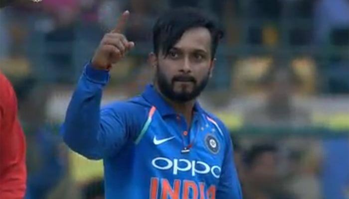 Watch: Kedar Jadhav traps Steve Smith with slinging off-spin