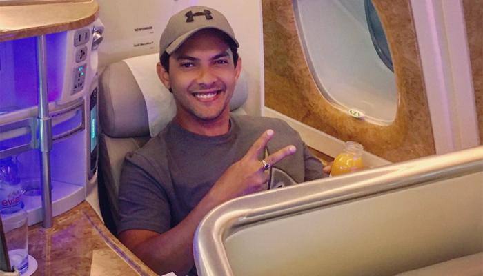 Aditya Narayan loses cool, threatens airline official - Watch