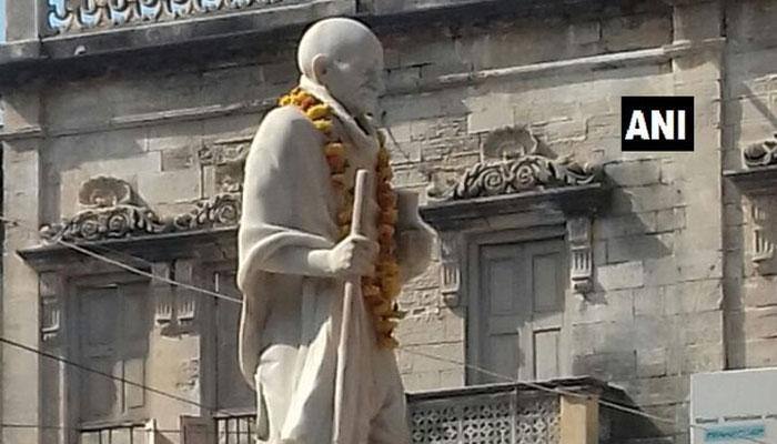 Mahatma Gandhi&#039;s spectacles missing from Porbandar&#039;s Manek Chowk statue