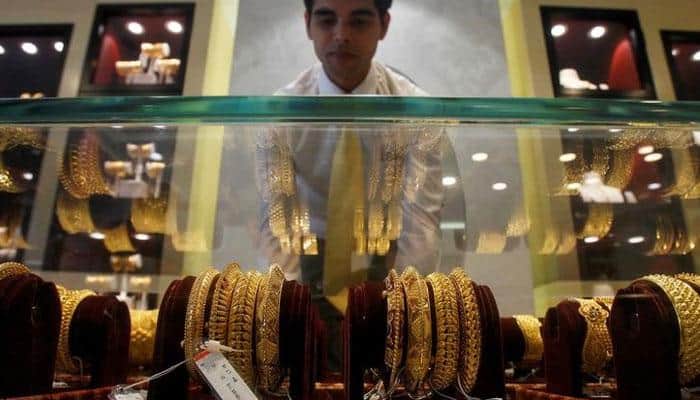 Gold prices in India swing to premium ahead of Diwali festival