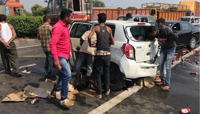 &#039;Thirsty&#039; locals loot car carrying illegal booze after it crashes in Gujarat