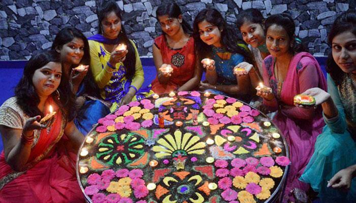 Dhanteras 2017: Send these Whatsapp messages and SMS to friends and family