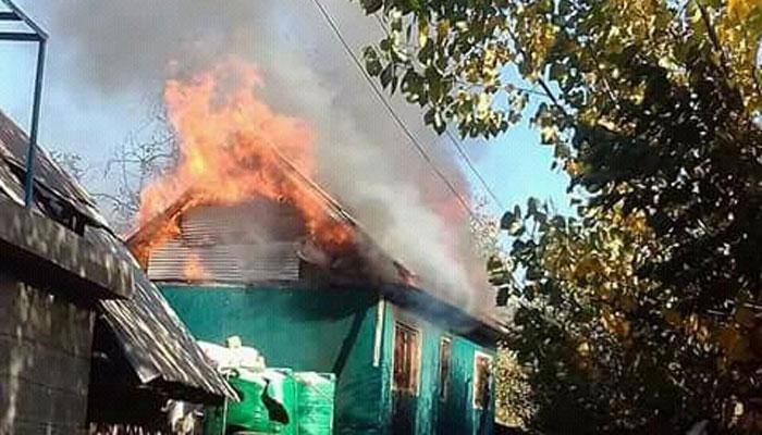 J&amp;K: Slain sarpanch&#039;s house torched by mob after family kills Hizbul Mujahidden terrorist