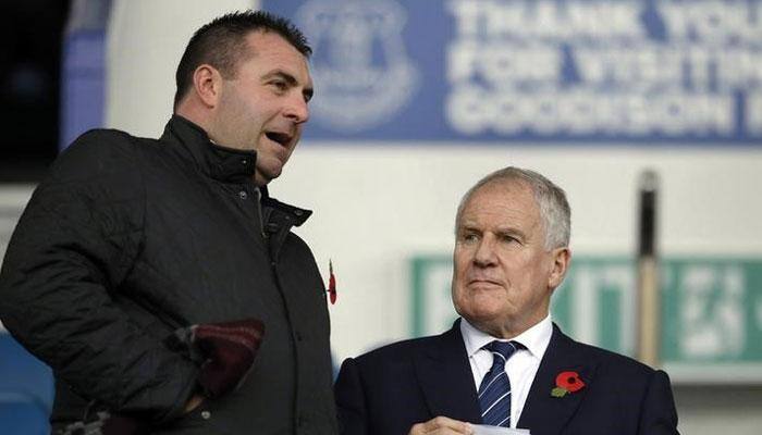 Everton put David Unsworth in temporary charge