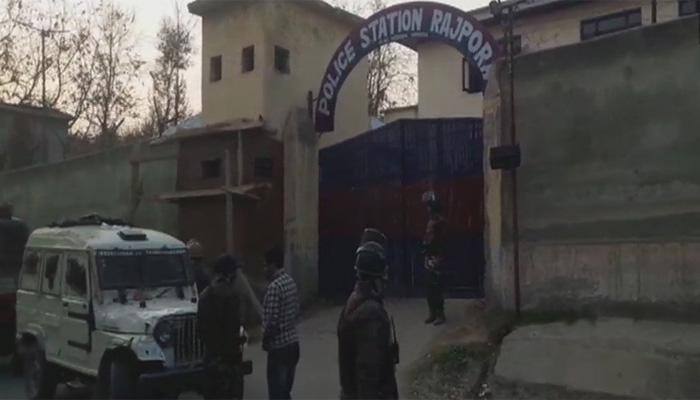 J&amp;K:  Terror attack in Pulwama, 2 jawans injured, heavy firing underway