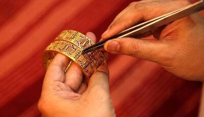 Gold rises for 2nd day, ends at Rs 30,450 per 10 grams