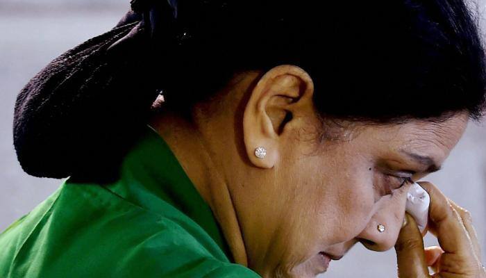 I-T dept conducts raids at premises of Sasikala's kin for second day; cash, documents seized