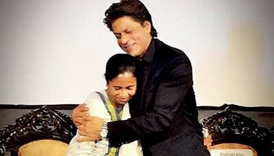 Shah Rukh Khan gets a lift from Mamata Banerjee in her small car – Watch