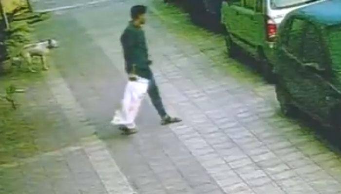 Rs 3 crore stolen from Bank of Baroda branch in Mumbai, robbers caught on CCTV – Watch video