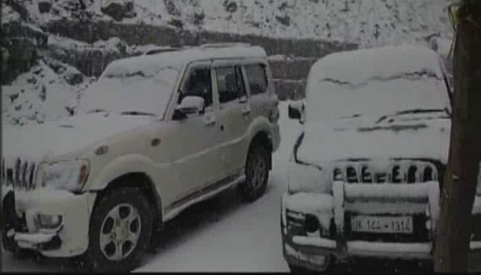 J&amp;K&#039;s Pir Panjal Range receives heavy snowfall, roads closed | Watch