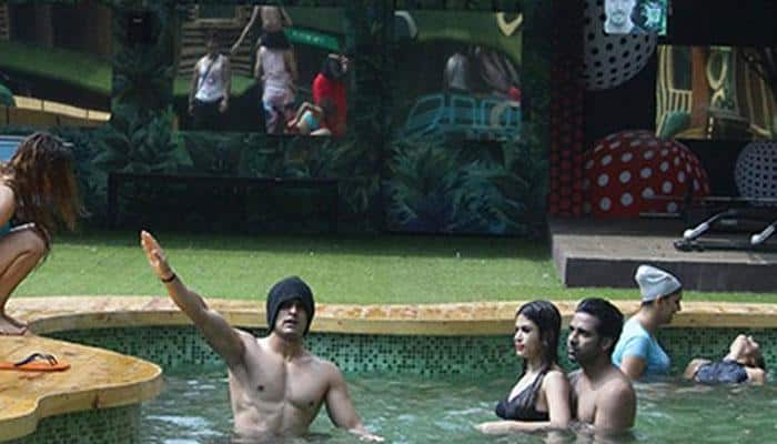 Bigg Boss 11: Bandgi, Hina Khan, Benafsha don a bikini; turn water babies in swimming pool! Watch