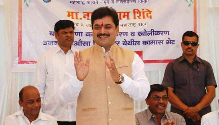 Maharashtra water minister pees by roadside, rivals say Swachh Bharat has failed