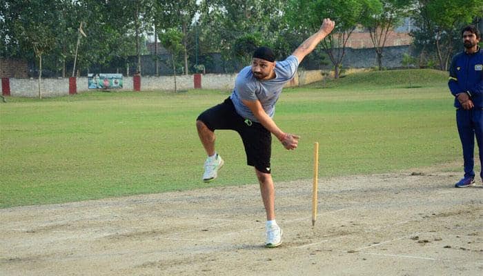 Harbhajan Singh slams Twitter user for calling him &#039;old dog&#039;