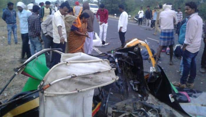 Karnataka: 2 dead, 4 injured after car collides with auto