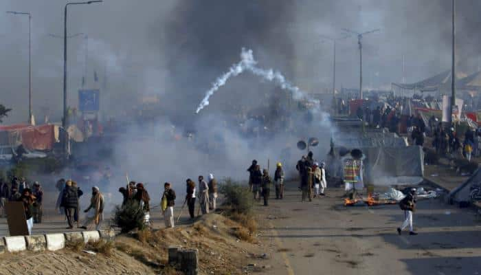 Chaos in Islamabad as security forces fire rubber bullets to disperse Islamist sit-in