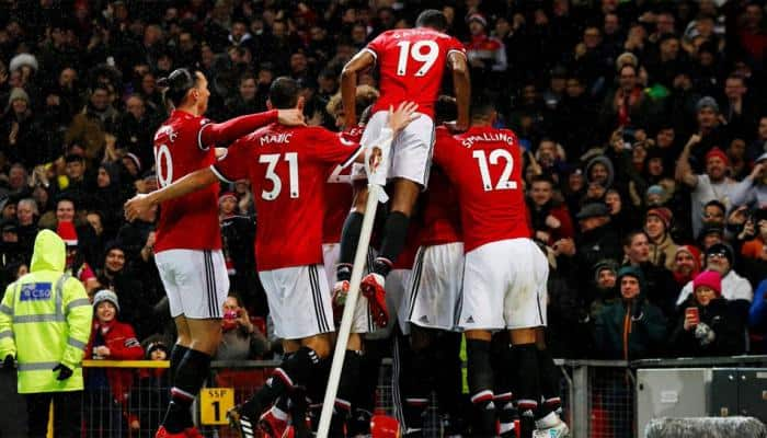 English Premier League: United maintain the pressure, Tottenham held at home