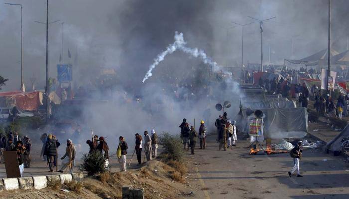 Pakistani Islamists clash with police, paralyse cities