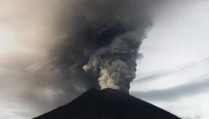 Bali airport closed as ash continues to erupt from Agung volcano