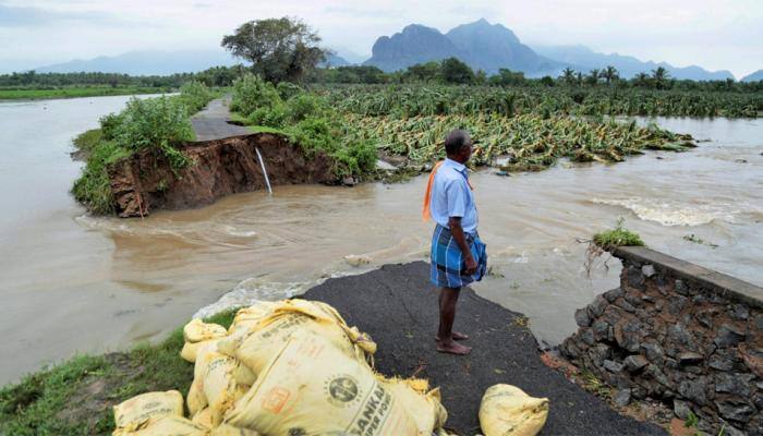TN, Kerala fishermen seek shelter in Maharashtra as Ockhi fury rages on