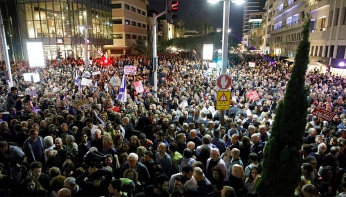 Tens of thousands march in Tel Aviv against &#039;government corruption&#039;