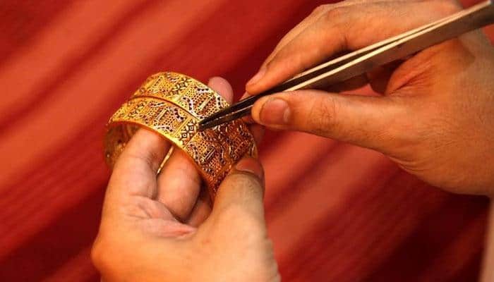 Gold plunges Rs 300 to Rs 30,200 per 10 grams