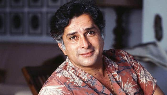 This family pic of Shashi Kapoor will remain etched in memory forever! See inside